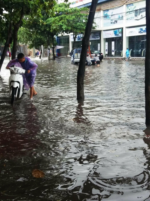 Lốc xoáy, 4 người bị thương, nhiều nhà sập tốc mái tại Thái Bình - Ảnh 5. Lốc xoáy, 4 người bị thương, nhiều nhà sập tốc mái tại Thái Bình - Ảnh 5.