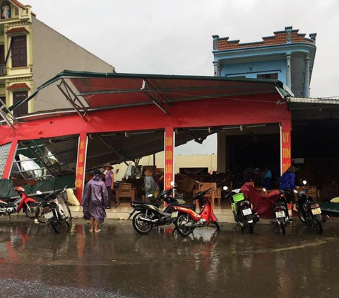 Lốc xoáy, 4 người bị thương, nhiều nhà sập tốc mái tại Thái Bình - Ảnh 3. Lốc xoáy, 4 người bị thương, nhiều nhà sập tốc mái tại Thái Bình - Ảnh 3.