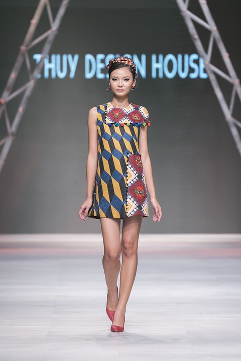 Ngô Thanh Vân đưa thời trang Cô Ba Sài Gòn lên sàn catwalk - Ảnh 12. Ngô Thanh Vân đưa thời trang Cô Ba Sài Gòn lên sàn catwalk - Ảnh 12.
