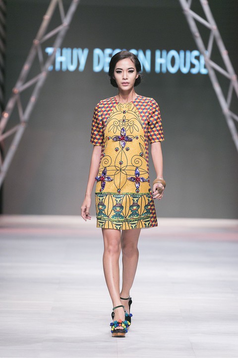 Ngô Thanh Vân đưa thời trang Cô Ba Sài Gòn lên sàn catwalk - Ảnh 13. Ngô Thanh Vân đưa thời trang Cô Ba Sài Gòn lên sàn catwalk - Ảnh 13.