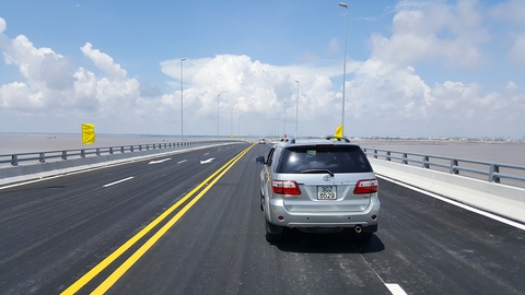 Đưa vào sử dụng đường cầu vượt biển dài nhất Việt Nam - Ảnh 1. Đưa vào sử dụng đường cầu vượt biển dài nhất Việt Nam - Ảnh 1.