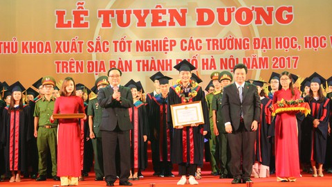 Vinh danh 84 thủ khoa tốt nghiệp xuất sắc - Ảnh 3. Vinh danh 84 thủ khoa tốt nghiệp xuất sắc - Ảnh 3.