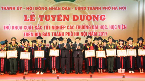 Vinh danh 84 thủ khoa tốt nghiệp xuất sắc - Ảnh 1. Vinh danh 84 thủ khoa tốt nghiệp xuất sắc - Ảnh 1.