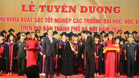 Vinh danh 84 thủ khoa tốt nghiệp xuất sắc - Ảnh 2. Vinh danh 84 thủ khoa tốt nghiệp xuất sắc - Ảnh 2.