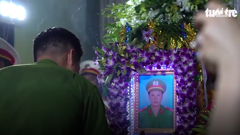 Thăng quân hàm đại úy cho anh Phạm Phi Long - Ảnh 1. Thăng quân hàm đại úy cho anh Phạm Phi Long - Ảnh 1.
