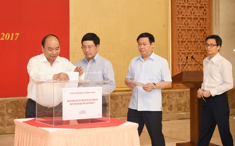 Báo Tuổi Trẻ tiếp nhận đóng góp cứu trợ đồng bào vùng lũ - Ảnh 3. Báo Tuổi Trẻ tiếp nhận đóng góp cứu trợ đồng bào vùng lũ - Ảnh 3.