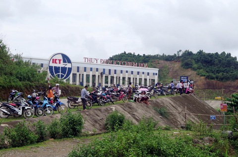 Chưa tìm thấy 3 công nhân mất tích vụ sập cầu đang xây - Ảnh 5. Chưa tìm thấy 3 công nhân mất tích vụ sập cầu đang xây - Ảnh 5.