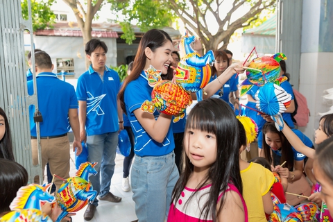 Hoa hậu làm thiện nguyện: Sao lại từ bỏ hoặc lên án? - Ảnh 1. Hoa hậu làm thiện nguyện: Sao lại từ bỏ hoặc lên án? - Ảnh 1.