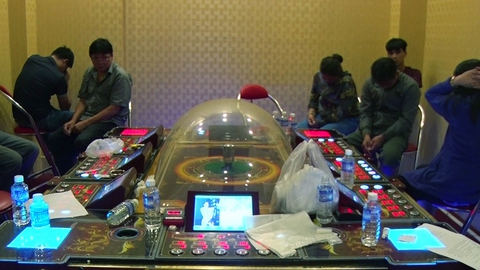 Truy bắt 2 người Trung Quốc liên quan ổ cờ bạc đội lốt game bắn cá - Ảnh 3. Truy bắt 2 người Trung Quốc liên quan ổ cờ bạc đội lốt game bắn cá - Ảnh 3.