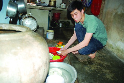Chàng sinh viên bách khoa vừa học vừa chăm cha ung thư - Ảnh 1. Chàng sinh viên bách khoa vừa học vừa chăm cha ung thư - Ảnh 1.