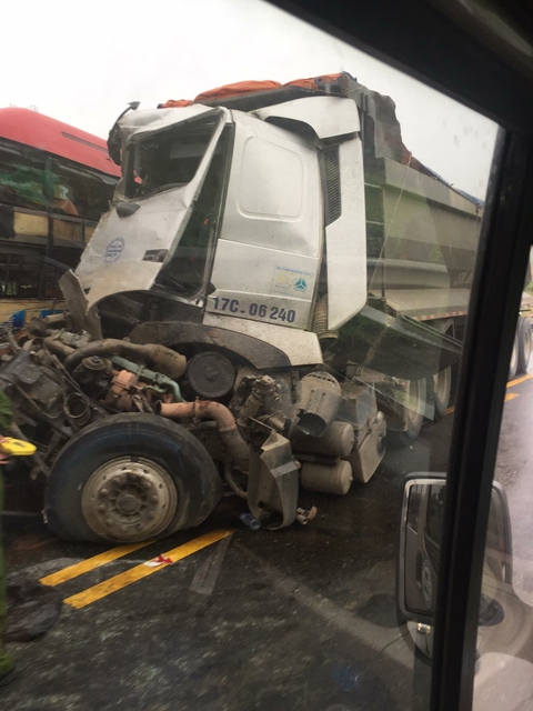 Xe khách, xe tải đấu đầu trên đường cao tốc, 8 người bị thương - Ảnh 3. Xe khách, xe tải đấu đầu trên đường cao tốc, 8 người bị thương - Ảnh 3.