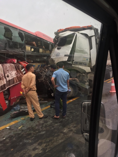 Xe khách, xe tải đấu đầu trên đường cao tốc, 8 người bị thương - Ảnh 4. Xe khách, xe tải đấu đầu trên đường cao tốc, 8 người bị thương - Ảnh 4.