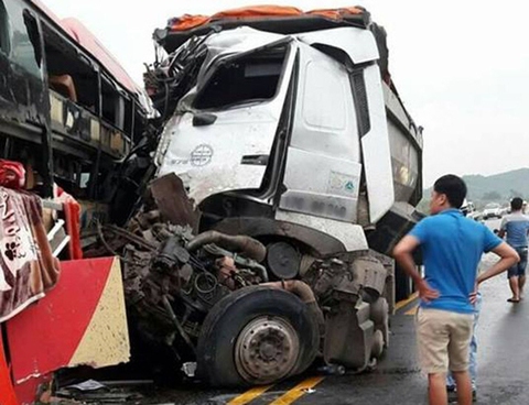 Xe khách, xe tải đấu đầu trên đường cao tốc, 8 người bị thương - Ảnh 1. Xe khách, xe tải đấu đầu trên đường cao tốc, 8 người bị thương - Ảnh 1.