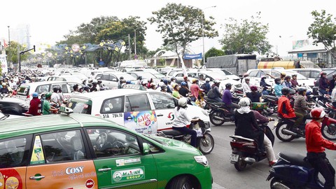 Sao thêm phí chống ùn tắc khi dân đã cõng quá nhiều loại phí? - Ảnh 1. Sao thêm phí chống ùn tắc khi dân đã cõng quá nhiều loại phí? - Ảnh 1.