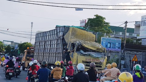 Xe tải tông sập nhà dân nhưng không chịu đền bù - Ảnh 3. Xe tải tông sập nhà dân nhưng không chịu đền bù - Ảnh 3.