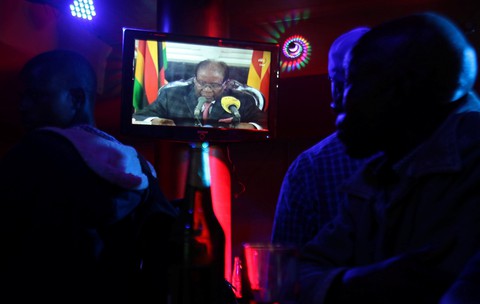 Phát biểu 20 phút, tổng thống Zimbabwe không đả động chuyện từ chức - Ảnh 1. Phát biểu 20 phút, tổng thống Zimbabwe không đả động chuyện từ chức - Ảnh 1.