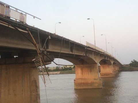 Tông sập lan can cầu, xe tải cắm đầu xuống sông - Ảnh 1. Tông sập lan can cầu, xe tải cắm đầu xuống sông - Ảnh 1.