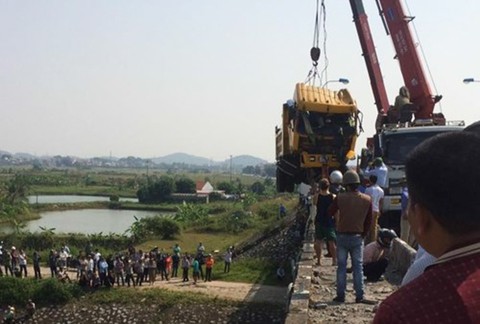 Tông sập lan can cầu, xe tải cắm đầu xuống sông - Ảnh 3. Tông sập lan can cầu, xe tải cắm đầu xuống sông - Ảnh 3.