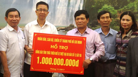 TP.HCM hỗ trợ bà con bị thiệt hại do bão lũ ở Huế, Quảng Trị - Ảnh 2. TP.HCM hỗ trợ bà con bị thiệt hại do bão lũ ở Huế, Quảng Trị - Ảnh 2.