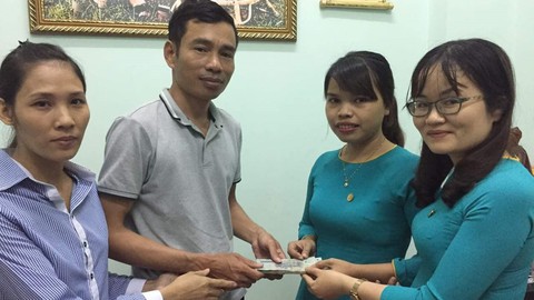 Hai cô giáo trả tiền cho người đánh rơi - Ảnh 1. Hai cô giáo trả tiền cho người đánh rơi - Ảnh 1.