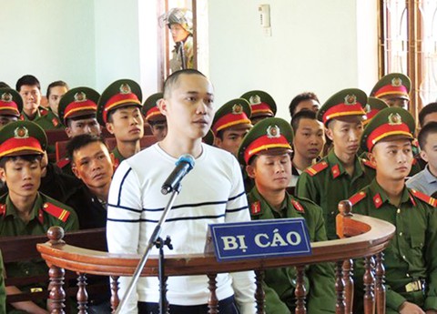 Có nên giao súng cho công an xã? - Ảnh 1. Có nên giao súng cho công an xã? - Ảnh 1.