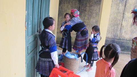 Học sinh vùng lũ khai giảng trong mưa - Ảnh 3. Học sinh vùng lũ khai giảng trong mưa - Ảnh 3.