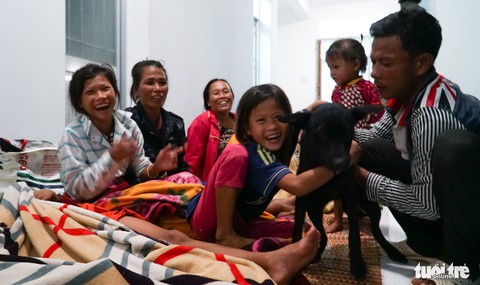 2.000 trẻ đất mũi Cà Mau trú bão trong đêm lạnh - Ảnh 16. 2.000 trẻ đất mũi Cà Mau trú bão trong đêm lạnh - Ảnh 16.