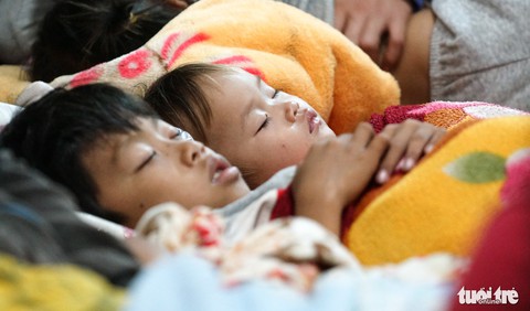 2.000 trẻ đất mũi Cà Mau trú bão trong đêm lạnh - Ảnh 13. 2.000 trẻ đất mũi Cà Mau trú bão trong đêm lạnh - Ảnh 13.