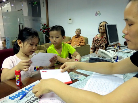 Người nước ngoài đồng cảm chuyện cúi đầu chào bác bảo vệ - Ảnh 1. Người nước ngoài đồng cảm chuyện cúi đầu chào bác bảo vệ - Ảnh 1.