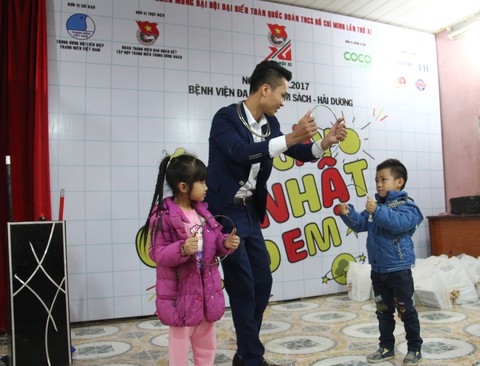 Ngày Chủ nhật cho em mang nụ cười, tiếng hát đến với bệnh nhi - Ảnh 1. Ngày Chủ nhật cho em mang nụ cười, tiếng hát đến với bệnh nhi - Ảnh 1.