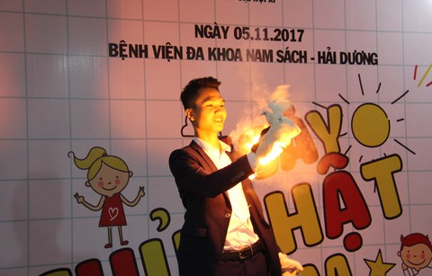 Ngày Chủ nhật cho em mang nụ cười, tiếng hát đến với bệnh nhi - Ảnh 3. Ngày Chủ nhật cho em mang nụ cười, tiếng hát đến với bệnh nhi - Ảnh 3.