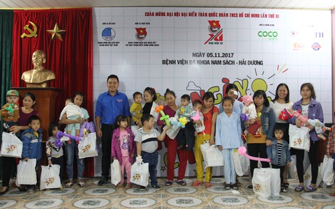 Ngày Chủ nhật cho em mang nụ cười, tiếng hát đến với bệnh nhi - Ảnh 4. Ngày Chủ nhật cho em mang nụ cười, tiếng hát đến với bệnh nhi - Ảnh 4.