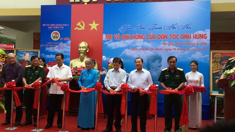 Triển lãm tranh Mẹ và Anh hùng của dân tộc anh hùng - Ảnh 2. Triển lãm tranh Mẹ và Anh hùng của dân tộc anh hùng - Ảnh 2.