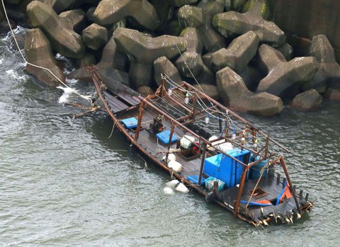 Tàu Triều Tiên dồn dập vào biển Nhật: tàu cá hay tàu gián điệp? - Ảnh 2. Tàu Triều Tiên dồn dập vào biển Nhật: tàu cá hay tàu gián điệp? - Ảnh 2.