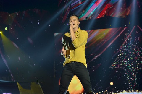 Trọng Hiếu nhảy rách giày trong VTV Countdown 2018 - Ảnh 1. Trọng Hiếu nhảy rách giày trong VTV Countdown 2018 - Ảnh 1.