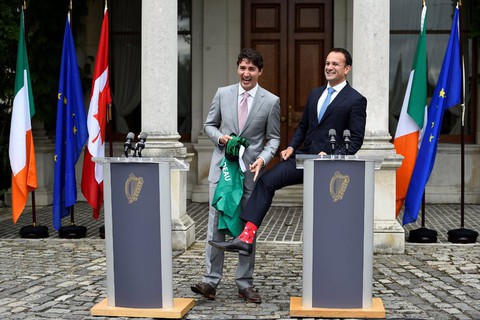 Vị thủ tướng Canada điển trai và chiêu ngoại giao vớ độc đáo - Ảnh 10. Vị thủ tướng Canada điển trai và chiêu ngoại giao vớ độc đáo - Ảnh 10.