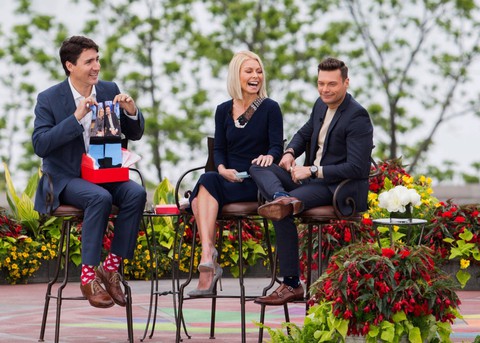 Vị thủ tướng Canada điển trai và chiêu ngoại giao vớ độc đáo - Ảnh 13. Vị thủ tướng Canada điển trai và chiêu ngoại giao vớ độc đáo - Ảnh 13.