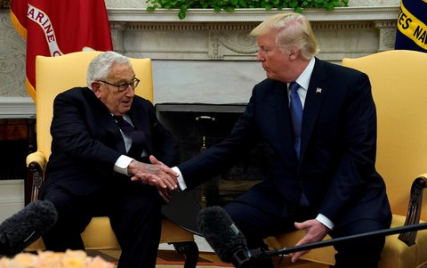 Làm chính trị kiểu truyền hình thực tế như Donald Trump - Ảnh 4. Làm chính trị kiểu truyền hình thực tế như Donald Trump - Ảnh 4.