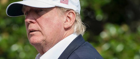 Tổng thống Trump bị chỉ trích vì đội mũ trắng - Ảnh 1. Tổng thống Trump bị chỉ trích vì đội mũ trắng - Ảnh 1.