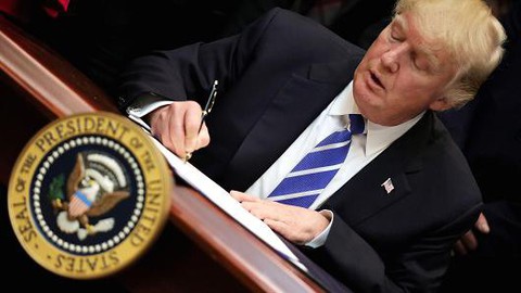 Tổng thống Trump ký quà Giáng sinh cho dân Mỹ - Ảnh 1. Tổng thống Trump ký quà Giáng sinh cho dân Mỹ - Ảnh 1.