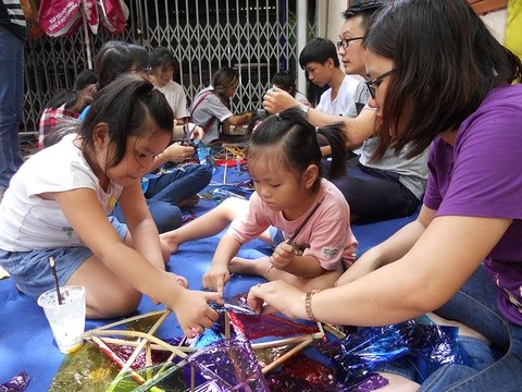 Mang Trung Thu đến với những em nhỏ thiệt thòi - Ảnh 4. Mang Trung Thu đến với những em nhỏ thiệt thòi - Ảnh 4.
