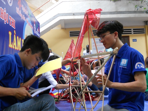 Mang Trung Thu đến với những em nhỏ thiệt thòi - Ảnh 2. Mang Trung Thu đến với những em nhỏ thiệt thòi - Ảnh 2.