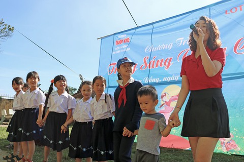 Mang trăng sáng Trung thu lên cho trẻ em vùng cao - Ảnh 6. Mang trăng sáng Trung thu lên cho trẻ em vùng cao - Ảnh 6.