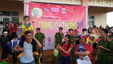 Mang Trung Thu đến với những em nhỏ thiệt thòi - Ảnh 6. Mang Trung Thu đến với những em nhỏ thiệt thòi - Ảnh 6.