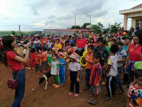 Mang Trung Thu đến với những em nhỏ thiệt thòi - Ảnh 7. Mang Trung Thu đến với những em nhỏ thiệt thòi - Ảnh 7.