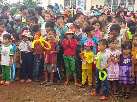 Mang Trung Thu đến với những em nhỏ thiệt thòi - Ảnh 8. Mang Trung Thu đến với những em nhỏ thiệt thòi - Ảnh 8.