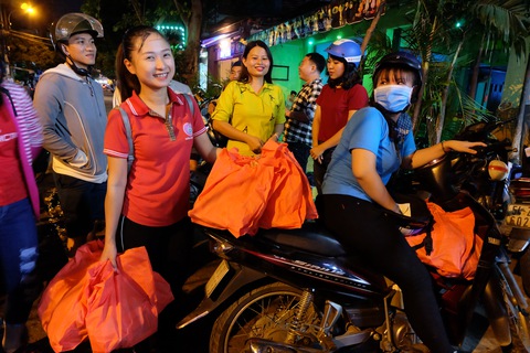 Góc phố nghèo tối nay có quà Trung Thu - Ảnh 2. Góc phố nghèo tối nay có quà Trung Thu - Ảnh 2.
