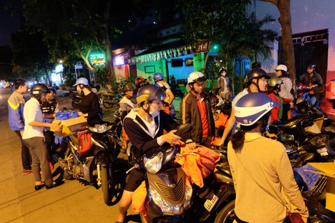 Góc phố nghèo tối nay có quà Trung Thu - Ảnh 3. Góc phố nghèo tối nay có quà Trung Thu - Ảnh 3.