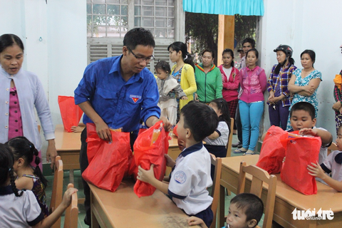 Đội mưa đem Trung Thu đến với các em nhỏ Bến Tre - Ảnh 3. Đội mưa đem Trung Thu đến với các em nhỏ Bến Tre - Ảnh 3.