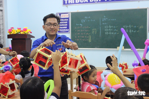 Đội mưa đem Trung Thu đến với các em nhỏ Bến Tre - Ảnh 2. Đội mưa đem Trung Thu đến với các em nhỏ Bến Tre - Ảnh 2.